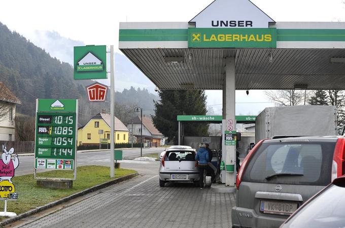 Prakse iz tujine pravijo (na fotografiji bencinska črpalka tik za državno mejo na avstrijskem Koroškem), da je gorivo ob avtocestah precej dražje kot v naseljih in ob državnih cestah. | Foto: Gregor Pavšič