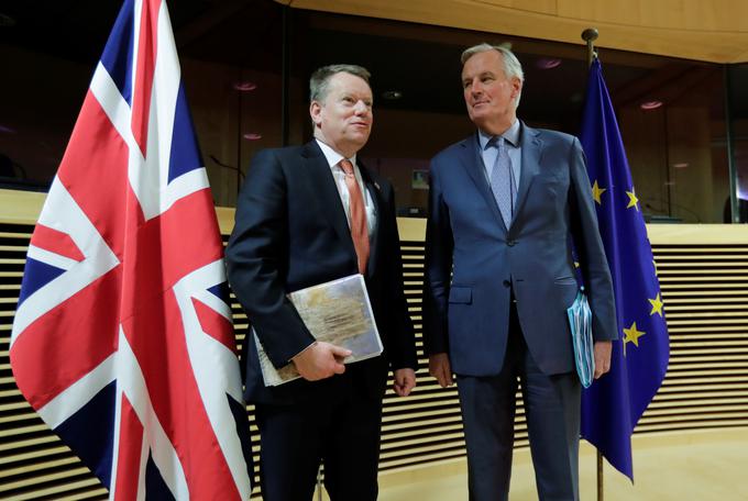 Velika Britanija je 31. januarja izstopila iz EU. Konec letošnjega leta se izteče tudi prehodno obdobje, po katerem je Velika Britanija še vedno del carinske unije in ima neoviran dostop do notranjega trga EU. London in Bruselj morata v tem času skleniti prostotrgovinski sporazum. Vodja britanskih pogajalcev je David Frost (levo), glavni pogajalec unije pa je Francoz Michel Barnier. Pogajanja se še vedno niso premaknila z mrtve točke, napredka ni bilo niti na pogajanjih pretekli teden. Ker Velika Britanija kljub pandemiji noče privoliti v podaljšanje prehodnega obdobja, je tako imenovani trdi brexit vse bolj realna možnost. | Foto: Reuters