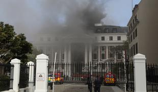 Južnoafriški parlament zajel obsežen požar #foto #video