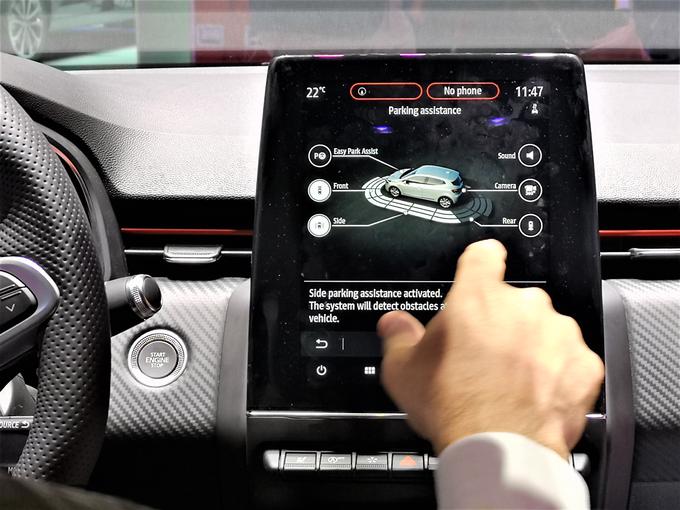 Renault s cliom predstavlja tudi nov infozabavni sistem, ki po prvem vtisu deluje bolje od predhodnega. Podpira tudi sistema Car Play in Android Auto. | Foto: Gregor Pavšič