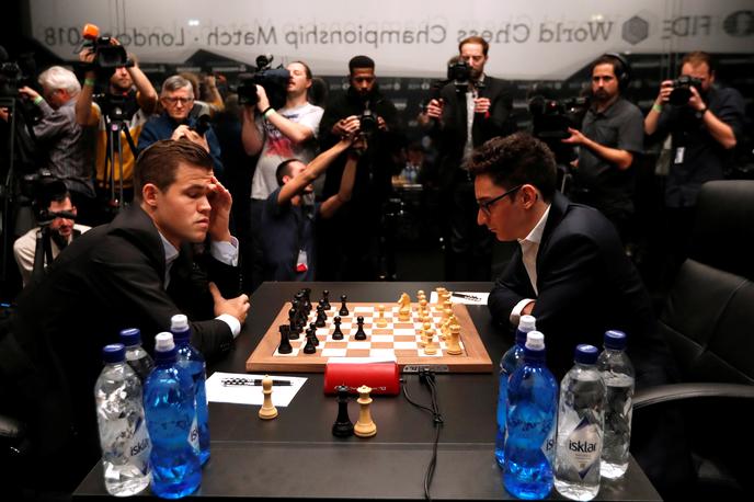 Magnus Carlsen vs Fabiano Caruana | Magnus Carlsen in Fabiano Caruana sta se spet razšla z neodločenim izidom.  | Foto Reuters