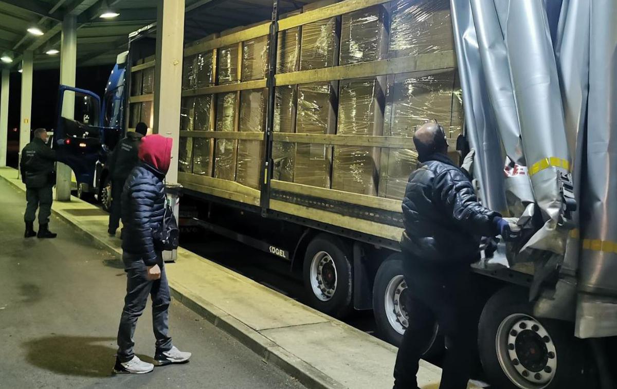 tobak | Pri pregledu tovora vozila je bilo odkritih 75 kartonastih škatel, ovitih v folijo, te so skupno vsebovale kar 11 ton drobno rezanega tobaka, ki sta ga omenjena tuja voznika nezakonito prevažala v smeri mesta Maribor.