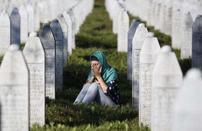 Hasan Hasanović pripoveduje, kako je bila smrt med vojno del vsakdana, Srebrenica pa je bila največje taborišče, ki ga je ustvaril človek, dodaja (fotografija je simbolična). | Foto: Reuters