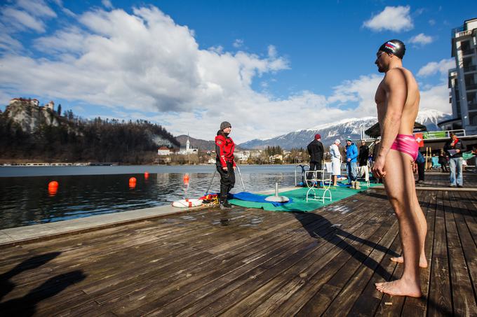 Blejsko jezero je tekmovalce "razvajalo" z manj kot štirimi stopinjami Celzija. | Foto: Grega Valančič/Sportida