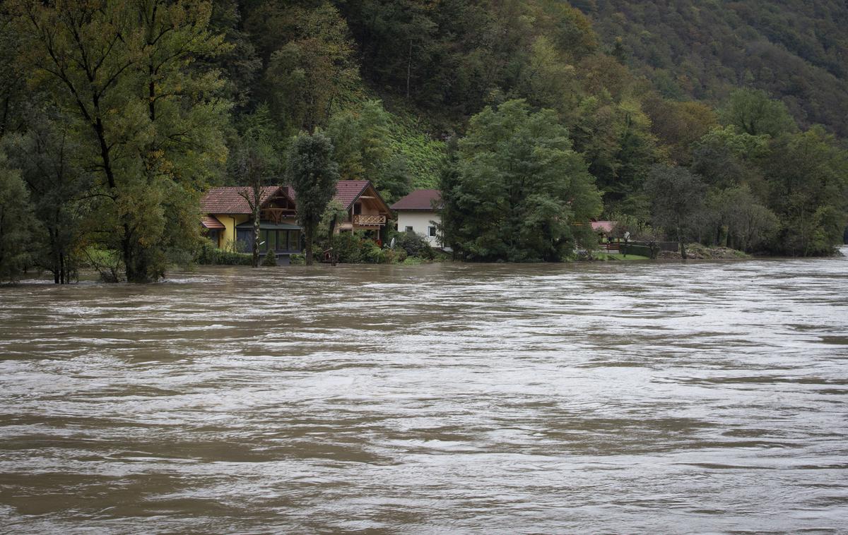 Reka Kolpa poplavlja. Poplave. | Okostje je bilo zataknjeno na nabrežju Kolpe.  | Foto Bojan Puhek