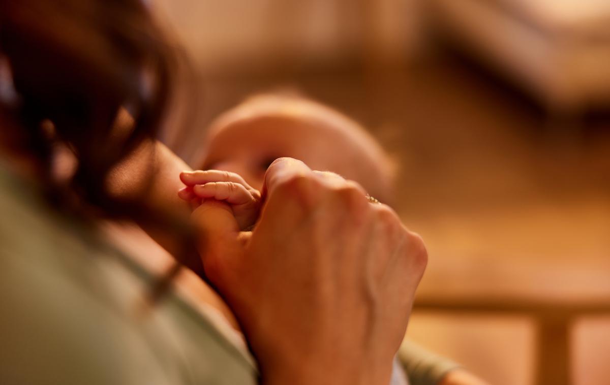 dojenje, dojenček, novorojenček | V avstrijskem Gradcu je pred dobrim tednom zaradi oslovskega kašlja umrl novorojenček, kar se prej ni zgodilo celi dve desetletji. | Foto Shutterstock