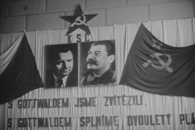 Od leta 1946 je Češkoslovaški vladal komunist Klement Gottwald (njegova fotografija je levo od Stalinove). Ta je februarja 1948 z državnim udarom dobil absolutno oblast. | Foto: Wikimedia Commons