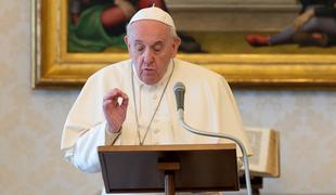 Papež znižal plače kardinalom in drugim zaposlenim v Vatikanu