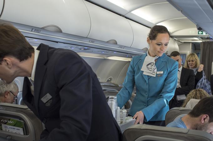 "Zelo verjetno" je, da bodo posadke švucarskega prevoznika, ki je zdaj v 99.1-odstotni lasti Adrie Airways, dobile nove uniforme (na sliki posadka v letalu Adria Airways). | Foto: Klemen Korenjak