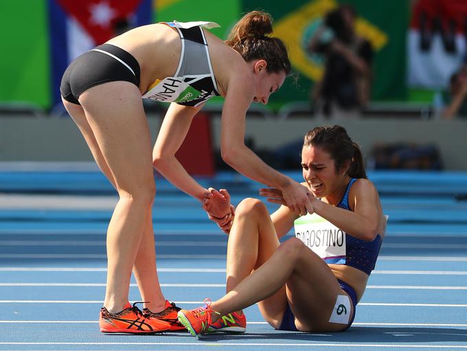 Za eno ganljivejših zgodb na olimpijskih igrah sta poskrbeli tudi ameriška in novozelandska tekačica Abbey D'Agostino in Nikki Hamblin, ki sta se v predtekmovanju teka na 5000 metrov zapletli in padli. Po padcu sta si v športnem duhu pomagali in s skupnimi močmi končali tekmo. Organizatorji so jima dovolili nastop v finalu. (Avgust 2016) | Foto: Reuters