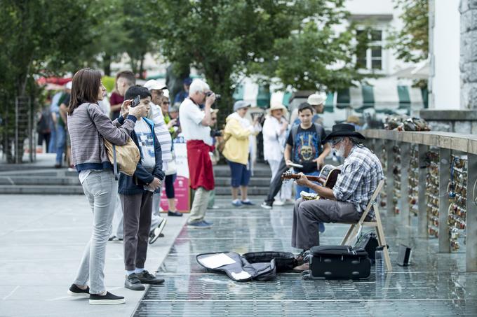 Ob razgledovanju po ljubljanskem središču, njegovi ponudbi in programu tudi Uršič meni, da je treba iskati ravnotežje med potrebami domačinov in turistov, ki so za mesto gospodarsko pomembni. | Foto: Ana Kovač