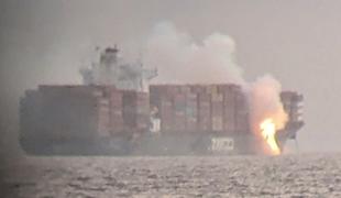 Iz goreče ladje grozijo še nevarni strupeni plini #video #foto