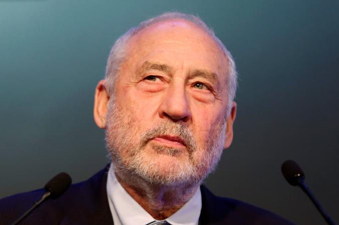 "On je osebno odgovoren za smrtne žrtve. To je bilo popolnoma nepotrebno. Če bi upošteval to, kar pravi znanost, bi ukrepal veliko prej," je bil do ameriškega predsednika Donalda Trumpa kritičen ameriški ekonomist Joseph Stiglitz. | Foto: Reuters