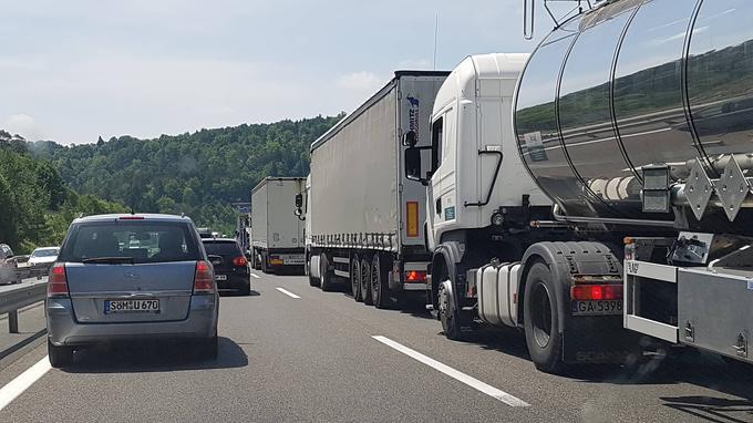 Poletni konci tedna na slovenskih avtocestah: ljubljanska obvoznica komaj sprejme vsa vozila, vselej je aktualna tudi problematika pravočasnega formiranja reševalnega pasu in njegovega izkoriščanja.  | Foto: 