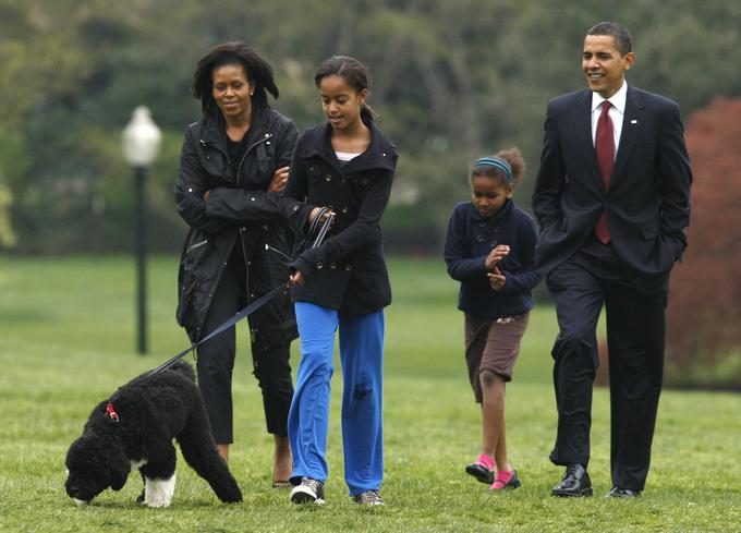 Biografija tudi razkriva, da naj bi Obama v času, ko je bil že v zvezi s svojo bodoče ženo Michelle, imel razmerje tudi s Sheilo Miyoshi Jager. Na fotografiji: Barack in Michelle Obama s hčerkama. | Foto: Reuters