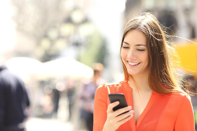 Mladi se dobro počutijo, ko komunicirajo prek aplikacij na telefonih, manj pa so se navajeni pogovarjati v živo, pravi Goldberg.  | Foto: Thinkstock