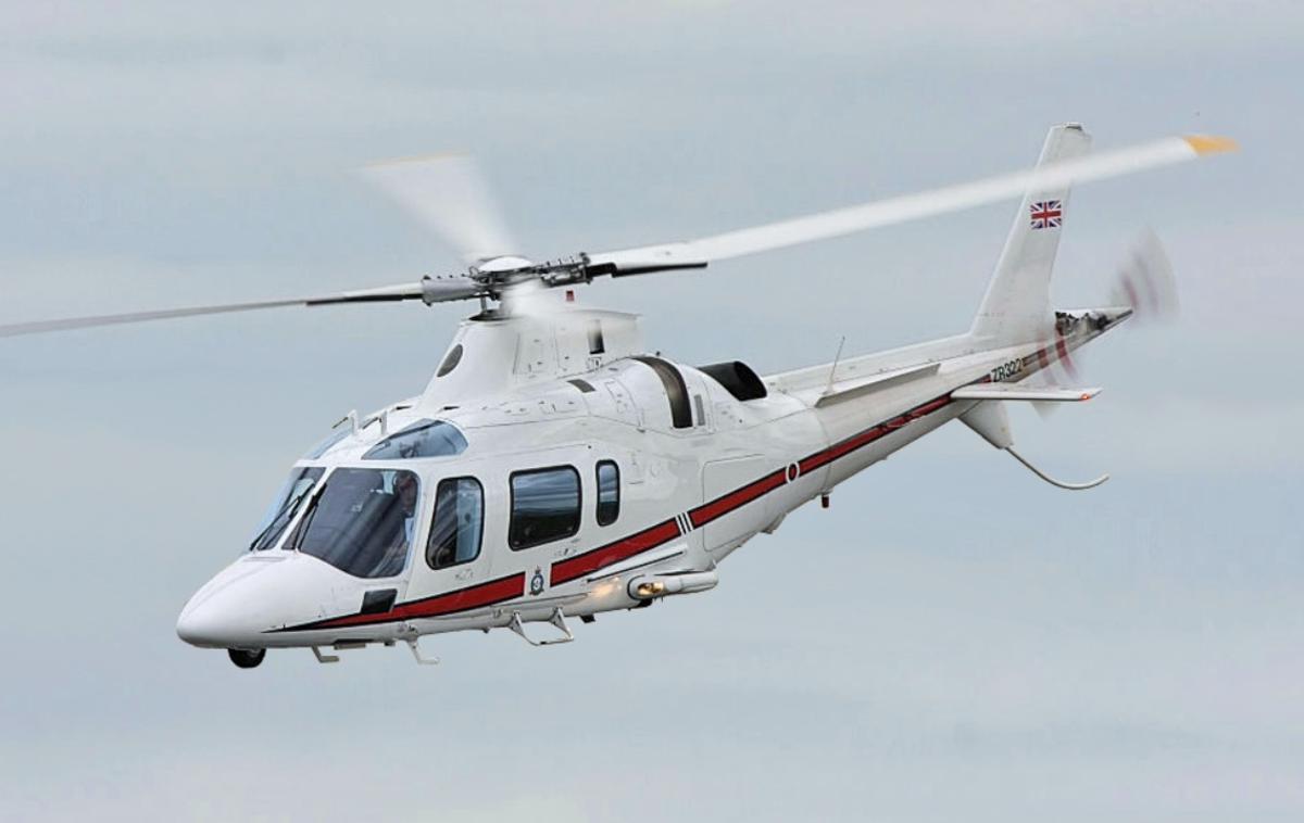 Helikopter | Po navedbah pristojnih je pogrešani helikopter tipa AgustaWestland A109 (na fotografiji), uporablja se v civilnem in vojaškem letalstvu. | Foto Wikimedia Commons