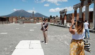Turistka je v argeološkem najdišču Pompeji preplezala antično stavbo. Grozi ji do tri tisoč evrov kazni.