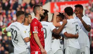 Bayern napolnil gol Kölna in se vrnil na vrh