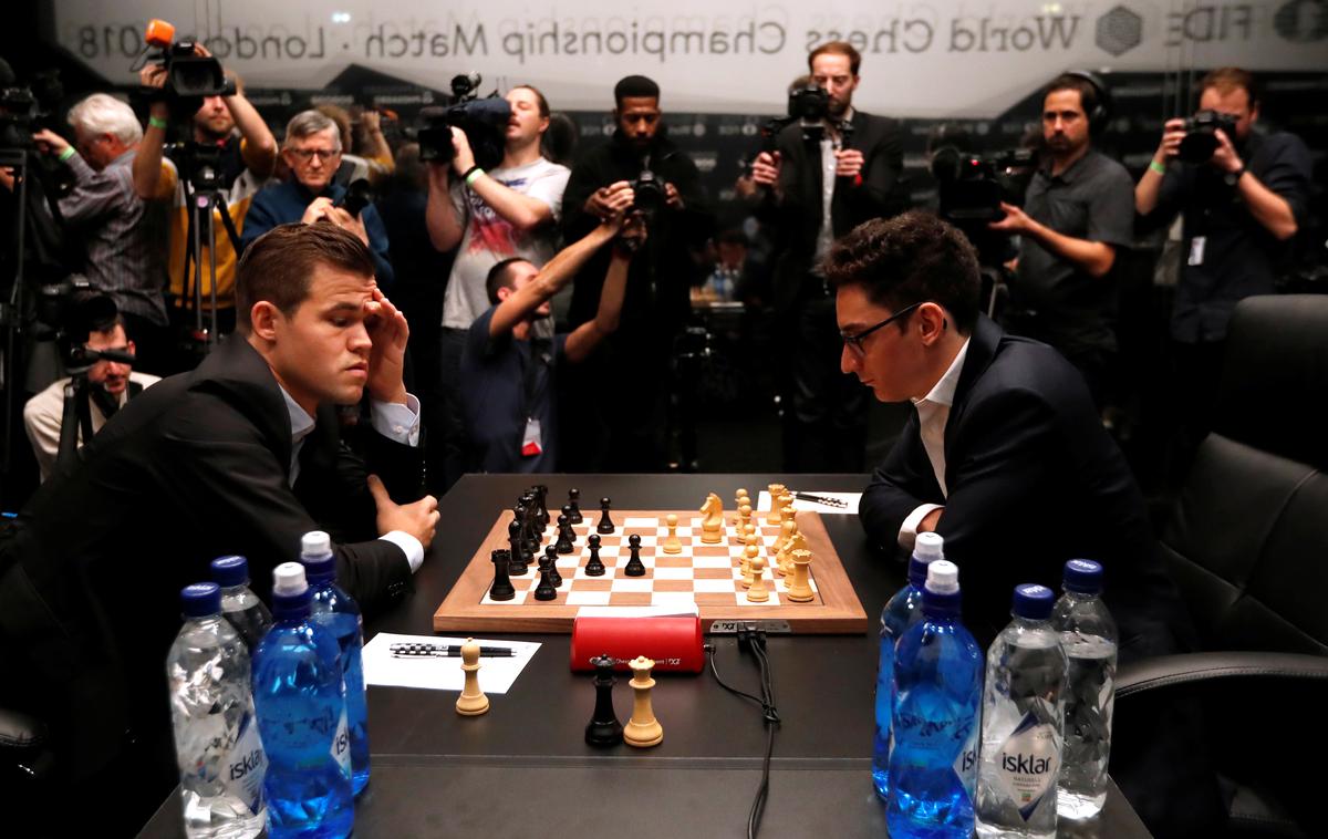 Magnus Carlsen vs Fabiano Caruana | Magnus Carlsen in Fabiano Caruana sta se spet razšla z neodločenim izidom.  | Foto Reuters