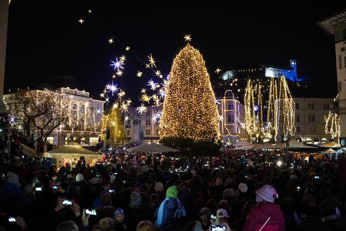 Velika množica je spremljala prižig lučk v Ljubljani. | Foto: Matija Lepoša