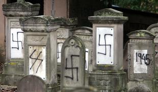 Na judovskem pokopališču z grafiti vandalizirali nagrobnike