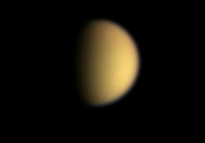 Ena od prvih fotografij lune Titan, ki je nastala med misijo Cassini-Huygens.  | Foto: Reuters