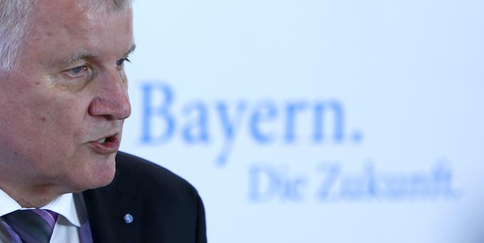 Seehoferju je priljubljenost v zadnjem mesecu poskočila za 11 odstotnih točk. | Foto: Reuters