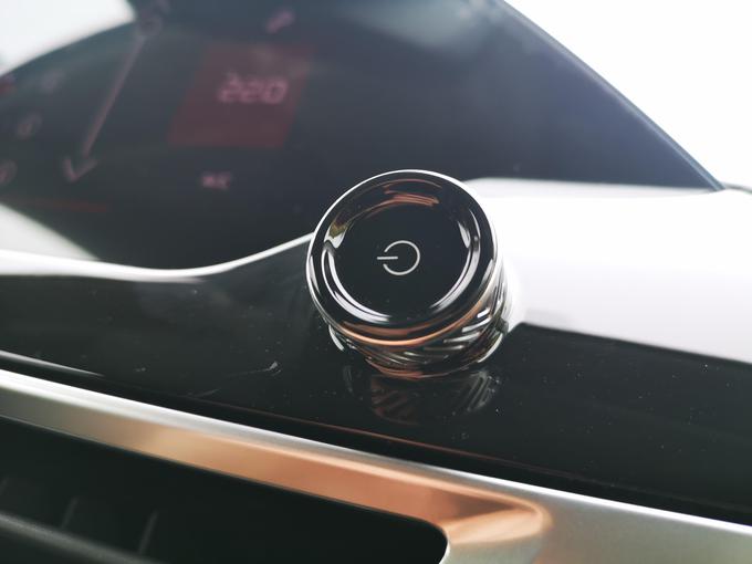 Velik vrtilni gumb za nastavitev jakosti zvočnikov na sovoznikovi strani sredinske konzole. | Foto: Gregor Pavšič