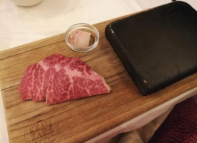 Rezine japonske wagyu govedine si na razbeljeni plošči pečete sami. | Foto: Miha First