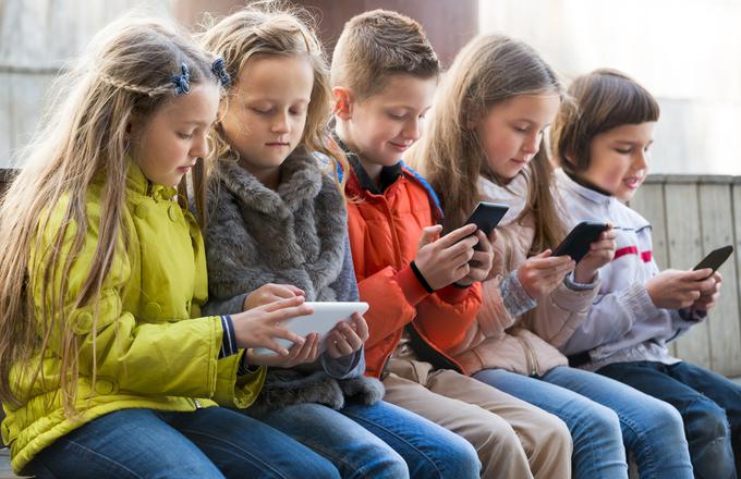 Ena od kategorij izbora je tudi naj mobitel za najmlajše. | Foto: Getty Images