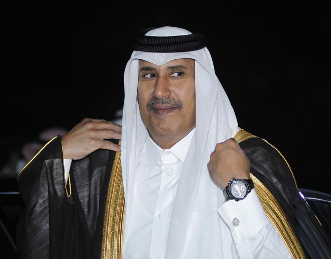 Odvetniki šejka Hamada bin Jassima bin Jaberja Al Thanija predaje kovčka z milijonsko vsoto niso želeli komentirati. | Foto: Reuters