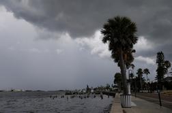 Trije mrtvi v tropski nevihti, uničujoča Elsa vse bliže Floridi #video #foto