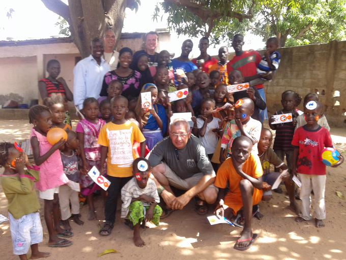 Eno od pravil dirke Amsterdam Dakar Challenge je, da se v kraju Banjul-Gambija avto proda, zbrani denar pa se nameni v humanitarne namene. Perne in Železnik sta zbrana sredstva namenila šoli v Banjulu v Afriki. | Foto: Osebni arhiv