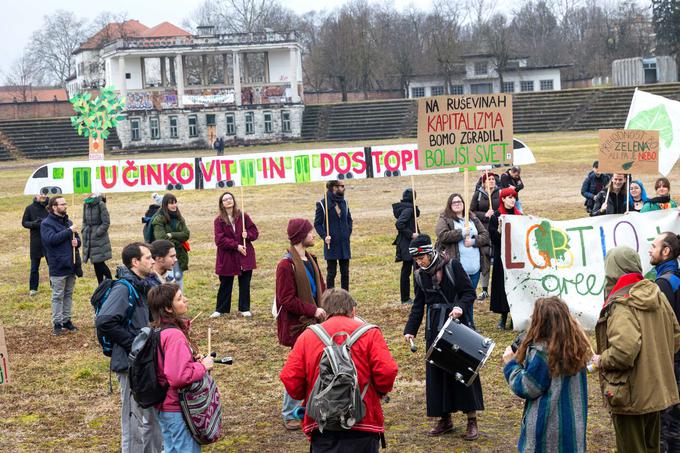 Podnebni štrajk v organizaciji Mladih za podnebno pravičnost, pod geslom Obljube razne, še vedno prazne! | Foto: STA/Katja Kodba