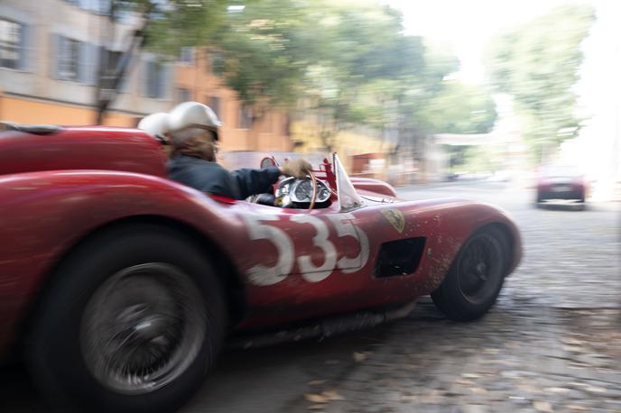 Film Ferrari | Dirka Mille Miglia po italijanskih cestah je posneta še preveč doživeto. | Foto Blitz Film & Video Distribution