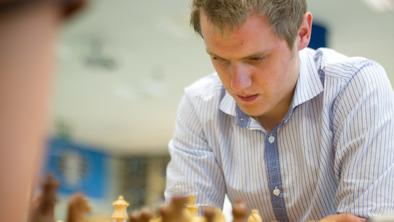 Prvi slovenski ekipi v sedmem krogu EP v šahu tesno zmagali
