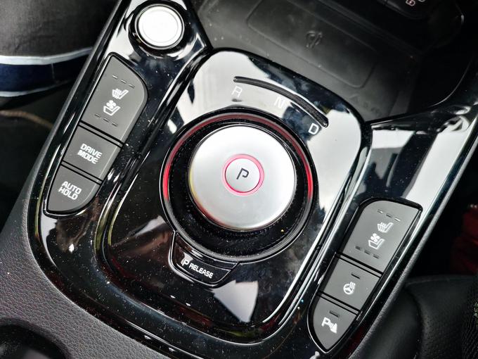 Sistem vrtečega gumba za upravljanje z menjalnikom. Avtomobil nudi tudi več programov vožnje (od eko do sport), ogrevanje in hlajenje sedežev ... | Foto: Gregor Pavšič