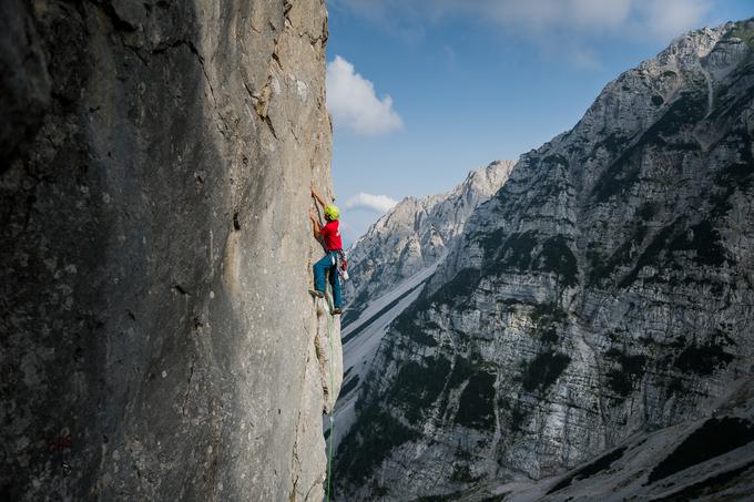 Nekateri gorski reševalci so vrhunski alpinisti, drugi plezajo redkeje. Vsi pa se znajo v gorah dovolj varno gibati. | Foto: Klemen Korenjak