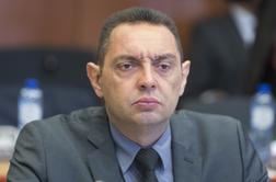 Srbski minister med TV-oddajo pokazal fotografije obglavljenih žrtev (ni za občutljive)