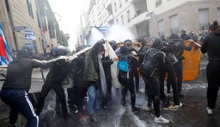 V Frankfurtu z vodnim topom in gumijevkami nad protestnike, Merklova svari