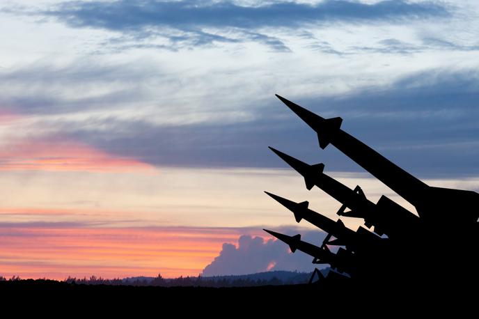 jedrsko orožje, rakete | Rusija prvič po več desetletjih ni več ena od dveh največjih dobaviteljic orožja na svetu, saj se je njen izvoz zmanjšal za 53 odstotkov. Moskva ob tem orožje izvaža tudi v manj držav, in sicer je leta 2019 orožje izvažala v 31 držav, leta 2023 pa v 12 držav, navaja poročilo. | Foto Shutterstock