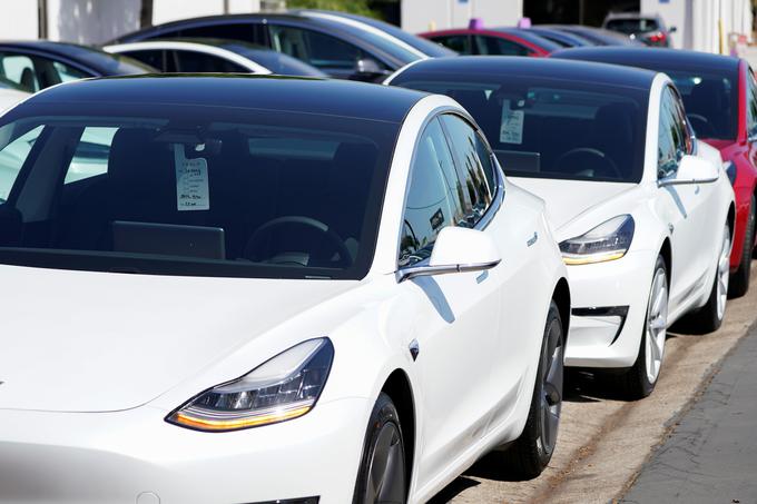 Proizvodnja v tovarni električnih avtomobilov Tesla v Freemontu se je začasno ustavila 23. marca. Stoji tudi proizvodnja v Teslini newyorški tovarni, kjer izdelujejo strešnike s sončnimi celicami Solar Roof. | Foto: Reuters