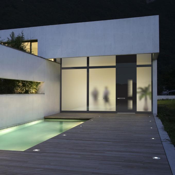 Velike površine z obsvetlobami vnesejo v hišo več naravne svetlobe. | Foto: Pirnar