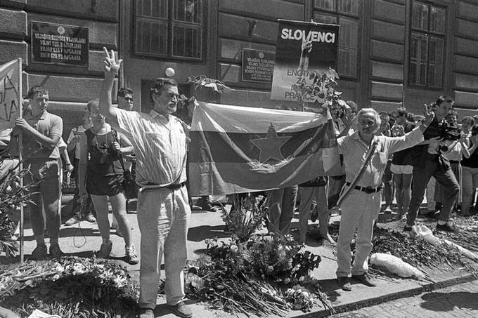 Pred vojaškim sodiščem na Roški sta protestirala tudi pisatelja Rudi Šeligo in Veno Taufer. | Foto: Tone Stojko