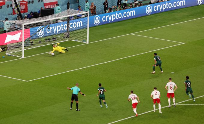 Wojciech Szczesny je takole ubranil strel z enajstih metrov, po odbiti žogi pa se je še enkrat izkazal s posredovanjem po strelu Mohameda Al Burajka. | Foto: Reuters