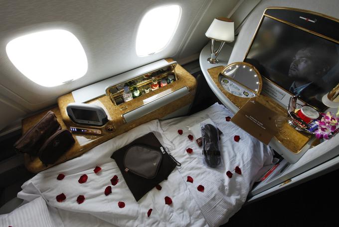 Emiratesova letala petičnim potnikom ponujajo veliko razkošja. To je primer spalnice za potnika v prvem razredu na airbusu A380. | Foto: Reuters