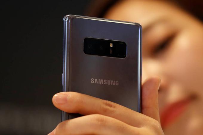 Čeprav je še vedno najuspešnejši med vsemi proizvajalci, je tudi južnokorejski tehnološki velikan Samsung v zadnjem četrtletju 2017 zabeležil upad prodaje pametnih telefonov.  | Foto: Reuters