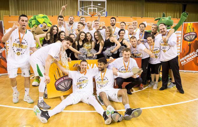 Košarkarji Uniona Olimpije se veselijo naslova državnih prvakov, ki je 16. za ljubljanski klub. | Foto: Vid Ponikvar