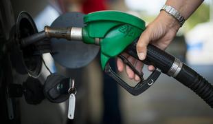 Cene nafte strmoglavile, Slovenci pa goriva ne bomo točili ceneje